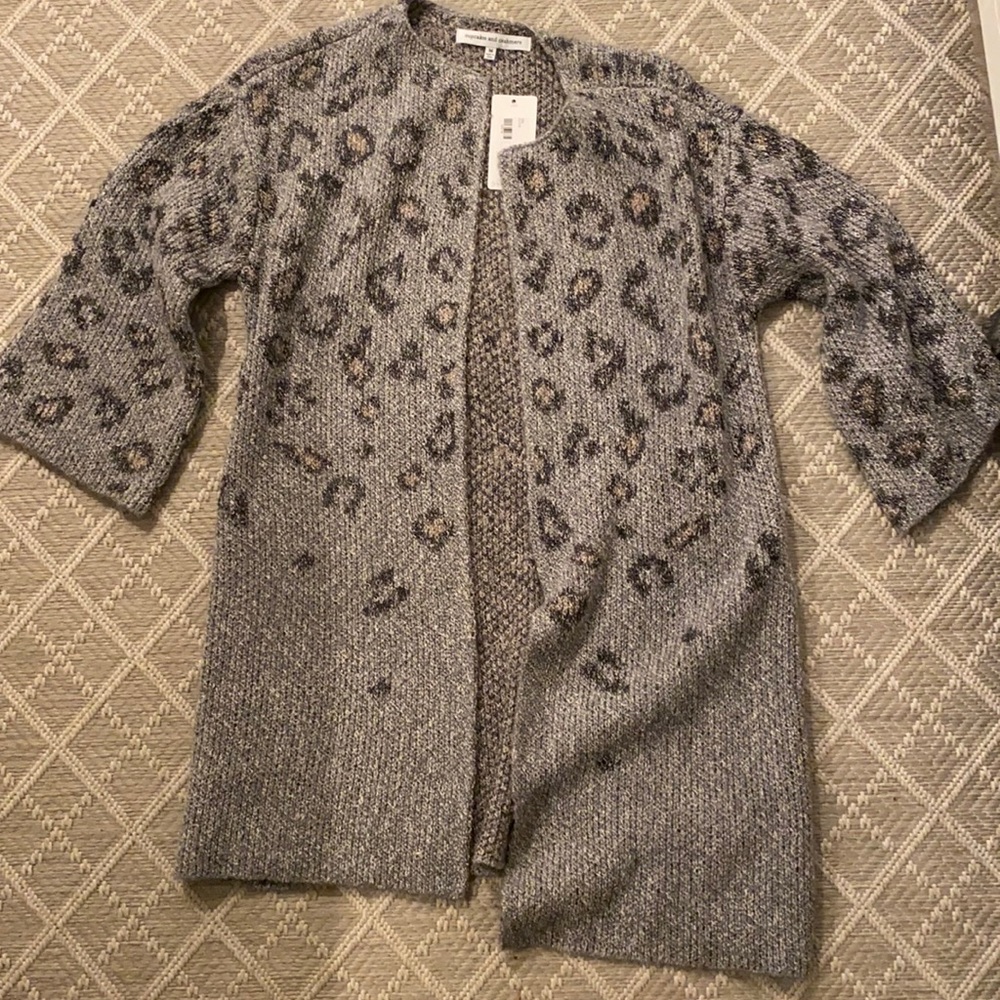 Sweater kind cardigan with muted animal print